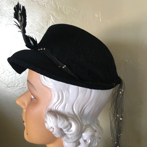 GRACEFUL 1940s\' BLACK FABRIC HAT WITH PAINTED FEATHER & DOTTED VEIL main image 5